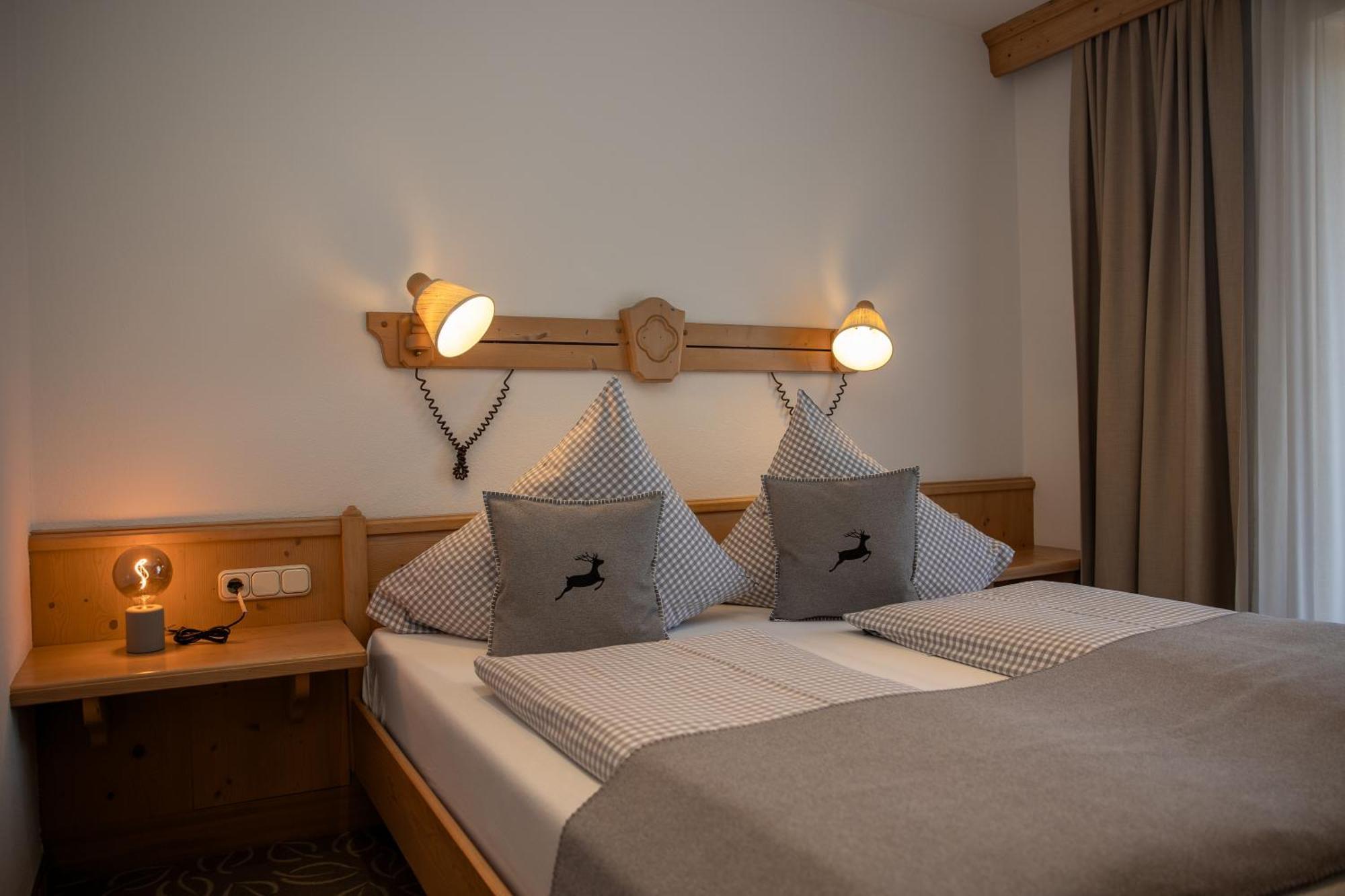 Hotel Gasthof Alter Wirt Farchant Exterior foto