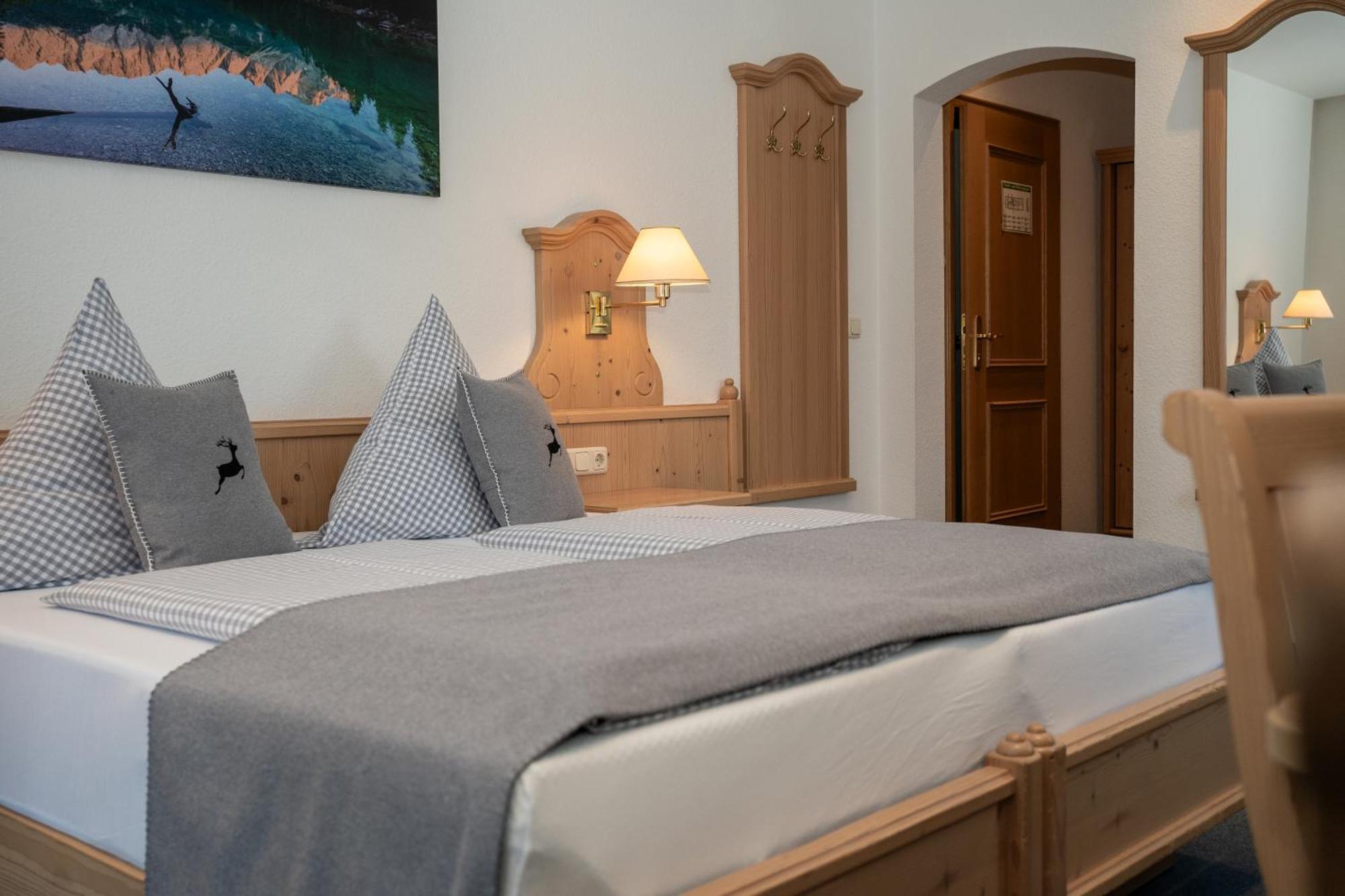 Hotel Gasthof Alter Wirt Farchant Exterior foto