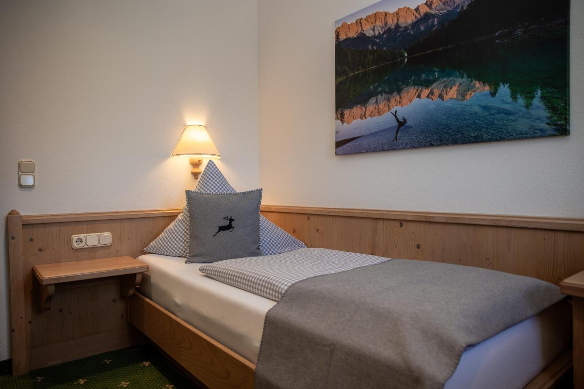 Hotel Gasthof Alter Wirt Farchant Exterior foto